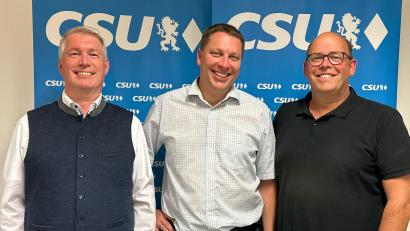 Bild: Jürgen Bauer
Die drei potenziellen Amberger OB-Kandidaten von der CSU (von links): Stefan Ott, Martin Schafbauer, Helmut Weigl. Nach der Nominierungsversammlung am kommenden Dienstag wird einer von ihnen als Kandidat ins Rennen gehen.
