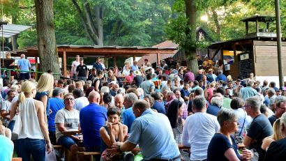 Archivbild: Petra Hartl
Der Annaberg verwandelt sich in der Wallfahrtswoche zu einem riesigen Freiluft-Biergarten mit tausenden Besuchern – hier ein Blick auf die Sitzflächen am Nordhang mit der Budengasse im Hintergrund.
