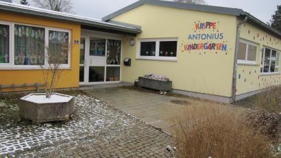 Bild: fg
Der Antonius Kindergarten wird abgebrochen und durch einen Neubau ersetzt. Drei Krippen- und drei Kindergartengruppen sollen im einstöckigen Neubau Platz finden.