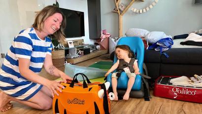 Bild: Gabi Schönberger
Stephanie Artmann aus Altenstadt/WN ist voller Hoffnung. Eine spezielle Therapie in den USA soll ihrer kranken Tochter Frieda (3) helfen. Derzeit bereitet sie alles für die große Reise im August vor.