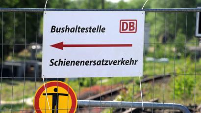 Symbolbild: Carsten Rehder dpa/lno
Die Bahnstrecke zwischen Schwandorf und Regensburg ist wegen Sanierungsarbeiten gesperrt. Bis 21. August müssen Pendler deshalb mit dem Bus fahren.