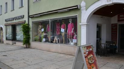 Bild: Thorsten Schreiber
Kommt das Café "Gschmiert" doch nicht nach Tirschenreuth? Es hätte eigentlich in die Anwesen am Maximilianplatz 29 und 30 einziehen sollen. Geplant war die Eröffnung im Sommer, spätestens im Herbst oder Winter. Doch seit Monaten tut sich nichts. Laut Betreiber Ali Kan würden die Küchengerüche aus dem benachbarten Imbiss künftige Gäste stören, die im Außenbereich sitzen. Daher liege das Vorhaben "momentan auf Eis".
