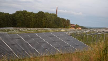 Bild: bnr
Die Bauarbeiten an der PV-Freiflächenanlage Hartenricht sind bereits weit fortgeschritten. Jetzt soll die Anlage vergrößert und um zwei Batteriespeicher erweitert werden.