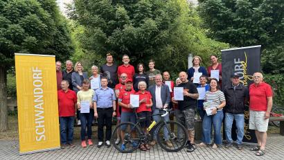 Bild: Lara Schmaus
Oberbürgermeister Andreas Feller (Mitte) beglückwünschte die 
Gewinnerinnen und Gewinner des diesjährigen Stadtradelns bei einer kleinen Feierstunde 
im Spitalgarten.