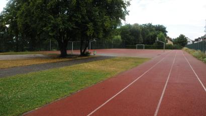 Bild: bey
Der Schulsportplatz soll nach den Vorstellungen von Bürgermeister Ernst Lenk im Herbst saniert werden, wobei allein die Laufbahnen sichtbare Schäden haben.