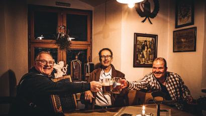 Bild: Schafferhof/exb
Der Wirt vom Schafferhof, Reinhard Fütterer, erzählt vom Wissensschatz und den Geheimnissen rund um das Zoiglbier.