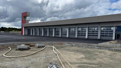 Bild: Marco Schäffler
Das neue Feuerwehrgerätehaus ist soweit bezugsfertig. Am Samstag werden die Brandschützer nach einem Blaulichtumzug durch die Stadt über den mittlerweile auch asphaltierten Vorplatz in ihr künftiges Zuhause einmarschieren.