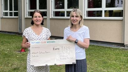 Bild: Reichl/exb 
Carmen Schneller (links) vom Rotary-Club Weiden Max-Reger überreicht Schulleiterin Andrea Fröhler einen symbolischen Scheck. Mit dem Betrag wurde das Freiwilligenjahr einer Abiturientin an der Albert-Schweitzer-Schule finanziert.