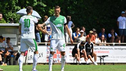 Bild: Sportfoto Zink / Melanie Zink
Philipp Ziereis (rechts/Szene aus dem Test gegen Herzogenaurach) hat sein erstes Tor für die SpVgg Greuther Fürth erzielt.