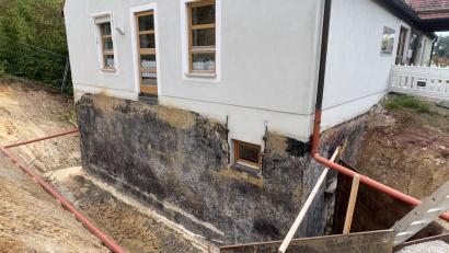 Bild: ge
Die vom Starkregen beschädigte Westwand des Kindergartens wird jetzt mit einer Betonwand saniert und dann aufgefüllt.