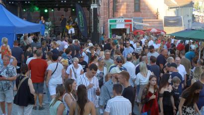 Bild: mfh
Noch war der Platz vor der Rathausbühne am Samstag durchdringbar. Später gab es so gut wie kein Durchkommen mehr.