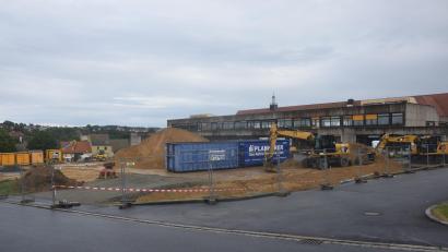 Bild: fz
Eine riesige Baustelle entsteht durch den Neubau der Grund- und Mittelschule Windischeschenbach. Gerade zur Kerschensteiner Straße hin (links) lassen sich Verkehrsbeeinträchtigungen nicht vermeiden.