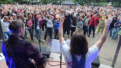 Bild: Kunz
Noch ist es trocken: Franzi, Jens und ihre Fans sorgen für Riesenstimmung im Max-Reger-Park.
