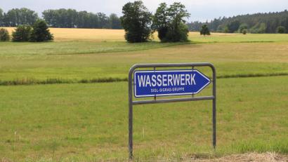 Bild: gru
Das Hinweisschild am Wasserwerk muss nun verändert werden, mit dem neuen Hinweis: "Wasserwerk der Sigras-Gruppe".