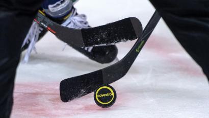 Symbolbild: Bernd Thissen/dpa
Der Deutsche Eishockey-Bund (DEB) hat den Heilbronner Falken und den Moskitos Essen die Lizenz für die kommende Oberliga-Saison verweigert.