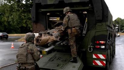 Bild: hbe
Der "Rettungswagen" ist hier ein geschütztes Fahrzeug vom Typ Boxer. Nach der Erstversorgung wird der Verletzte auf einer Trage ins Fahrzeug geschoben und abtransportiert.