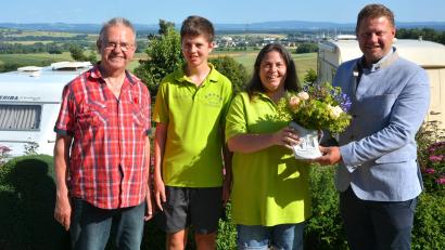 Bild: jr
Blumen gab es von Bürgermeister und Gewerbevereinsvorsitzenden Stefan Grillmeier (rechts) für die Auszeichnung zu Europas beliebtesten Campingplatz an Andrea Dolles, Sohn Yannick und Seniorchef Gerhard Lang. Jährlich verzeichnet die Anlage bis zu 30.000 Übernachtungen.