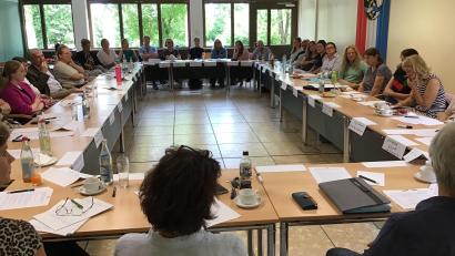 Bild: Selina Kirschenbauer
Die gut besuchte Netzwerkveranstaltung fand im Sitzungssaal des Landratsamtes Schwandorf statt