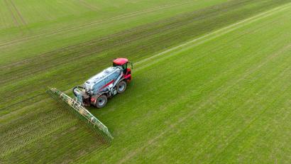 Symbolbild: Philipp Schulze/dpa
Der Ausbau der ökologischen Landwirtschaft in Bayern kommt nur langsam voran: 2024 wurden rund 13,86 Prozent der Nutzfläche ökologisch bewirtschaftet, wie das Landwirtschaftsministerium im Landtag mitteilte.