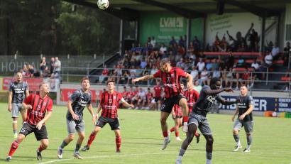 Archivbild: war
Julian Kiener (Mitte) und der SC Luhe Wildenau treffen im letzten Testspiel vor Saisonbeginn auf den ASV Cham.