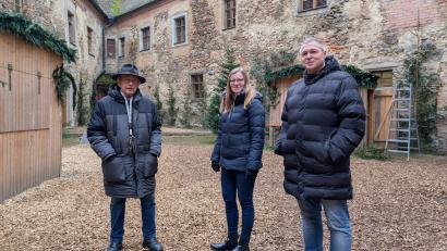 Bild: Abgeordnetenbüro Nicole Bäumler
Im Bild v.l.n.r.: Der Vorsitzende des Fördervereins Schloss Burgtreswitz, Peter Garreiss, MdL Nicole Bäumler und 3. Bürgermeister Helmut Meindl bei einer Besichtigung auf Schloss Burgtreswitz.