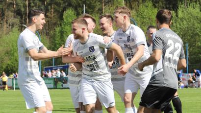 Archivbild: war
Die Spieler des SV Etzenricht bejubelten hier den Führungstreffer im Pokalfinale. In der ersten Hauptrunde treffen sie nun auf einen Konkurrenten aus der Landesliga Mitte.