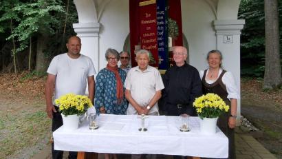 Bild: gz
Der Ehrenvorsitzende des ehemaligen Heimatvereins "Eisendorf und Umgebung" Josef Hoffmann (Bildmitte) dankte (v.l.) dem zweiten Bürgermeister Thomas Kleber, Tochter Ute sowie Schwiegersohn und Fahnenträger Steve Macintosh als auch (v.r.) Elisabeth Würfl und Heimatpfarrer Monsignore G. Hettler für die Unterstützung.