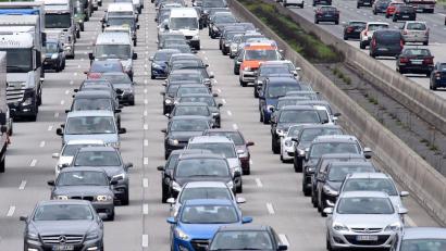 Symbolbild: Jürgen Mahnke/dpa
Die Autobahn wurde nach den Unfällen zunächst komplett gesperrt.
