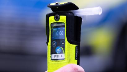 Symbolbild: Soeren Stache
Im Vorraum eines Lebensmittel-Discounters in Amberg lege sich eine 43-Jährige schlafen. Die Polizeistreife nahm die Frau in Gewahrsam. Ein Atemalkoholmessgerät zeigte bei ihr rund 3,75 Promille an.