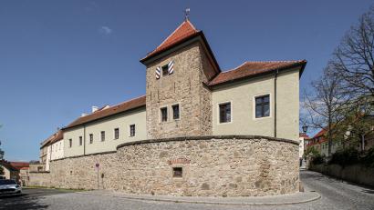 Bild: Johannes Steidl
Blick auf die Südfassade der "Alten Canzley" in Neunburg vorm Wald mit integriertem Burgbefestigungsturm und vorgelagerter Zwingeranlage. Für die Sanierung des historischen Gebäudes erhielten die Architekten Sarah Fleischmann und Johannes Steidl den Denkmalpreis des Bezirks Oberpfalz.
