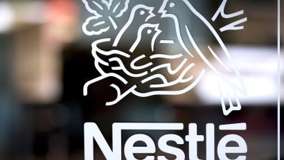 Archivbild: Laurent Gillieron/KEYSTONE/dpa
Die Behörden in Frankreich haben die Nestlé-Zentrale bei Paris durchsuchen lassen.