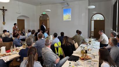 Bild: Regierung der Oberpfalz
Waldthurns Bürgermeister Josef Beimler gibt Einblicke in umgesetzte Projekte vor Ort.