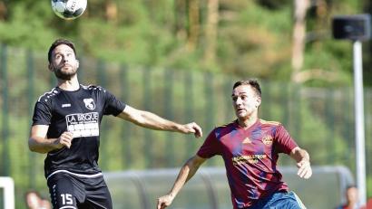 Archivbild: Alfred Schwarzmeier
Florian Träger (rechts) trug jahrelang das Trikot der SV Grafenwöhr. Bei der SpVgg Trabitz trifft der defensive Mittelfeldspieler auf mehrere ehemalige Teamkollegen.