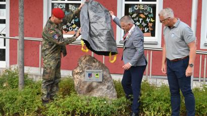 Bild: kki
Vor dem Rathaus hat der Patenschaftsstein, den Batteriechef Major Lars Pawlik und Bürgermeister Dietmar Schaller mit dem Vorsitzenden der Soldaten- und Reservistenkameradschaft Mario Hönig in einer kleinen Feierstunde enthüllt haben, seinen Platz gefunden.