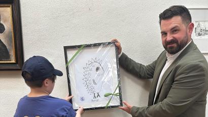 Bild: Ramona Herrmann
Bürgermeister Sebastian Giering (rechts) mit Aaron und „Herrn Igel“.