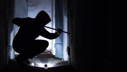 Symbolbild: Silas Stein/dpa
In Hersbruck scheiterte ein Einbrecher beim Versuch, mit einer EC-Karte in eine Praxis einzudringen. Die Polizei sucht Zeugen.