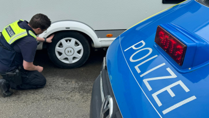 Bild: Verkehrspolizeiinspektion Amberg
Die Verkehrspolizei Amberg bietet Campern die Möglichkeit, ihre Wohnwagen und Wohnmobile kostenlos verwiegen zu lassen.