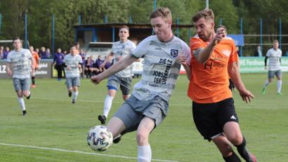 Bild: Rudolf Walberer 
2023 gab es noch Duelle auf Augenhöhe zwischen Detag Wernberg und dem SV Etzenricht. Während der SV den Aufstieg in die Landesliga feierte strebt der TSV Detag als Kreisligist im nächsten Anlauf das Zurück in die Bezirksliga an. Hier eine Szene aus dem letzten Treffen um Punkte mit Tom Paul am Ball.