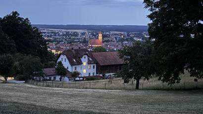 Bild: san
Ein abendlicher Blick vom Mariahilfberg auf den Schimmelbauer und die Amberger Altstadt mit der hell erleuchteten Martinskirche. In der Schwaiger-Chronik von 1564 wird der Berg für seine fruchtbaren Böden gepriesen, an den Hängen wurden Obst und Gemüse angebaut.