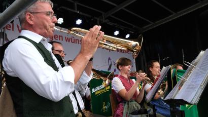 Bild: Hirsch
"Auf der Vogelwiese". Mit der schwungvollen Polka von Ernst Mosch eröffnete die Bubacher Blaskapelle musikalisch das Schwandorfer Bürgerfest.