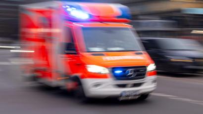 Bild: Monika Skolimowska/dpa
Der Mann kam mit einem Rettungshubschrauber, die Frau mit einem Rettungswagen ins Krankenhaus. (Symbolbild)