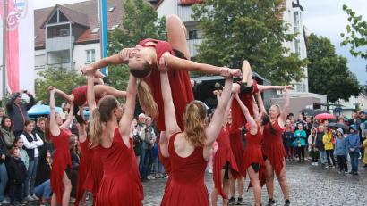 Bild: wro
Ein Spektakel in Rot: Der Auftritt der Tanzgruppe „Temptation“ war nur einer von mehreren, die der Turnerbund Jahn (TB) für den offiziellen Start des Bürgerfestes am Samstag vorbereitet hatte.