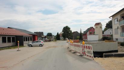 Bild: Bernhard Piegsa
Aufwendiger als geplant muss die Zufahrt zum Haus Parksteiner Straße 3 (rechts) in Schwarzenbach ausgeführt werden. Das Grundwasseraufkommen entlang der Straße verzögert und verteuert die Bauarbeiten weiter.
