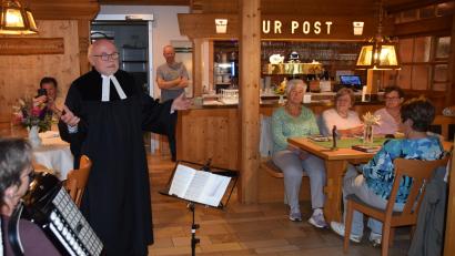 Bild: hdk
Pfarrer Matthias Ahnert spricht bei seiner Predigt in der Wirtstube im Gasthof zur Post zu den Gästen.