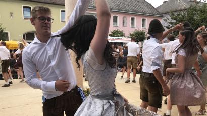 Archivbild: mma
Beim Tanz um den Kirwabaum beim Marktfest in Hahnbach fliegen auch heuer wieder die Röcke.
