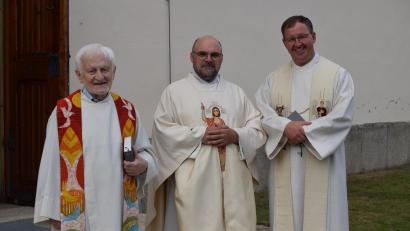 Bild: bnr
Pfarrer Hans Spitzhirn (Mitte) aus Trausnitz kann sein Silbernes Priesterjubiläum begehen. In Konzelebration mit Pfarrer Andreas Schlagenhaufer (links) und Pfarrer Bernhard Reber (rechts) feierte er den Festgottesdienst.