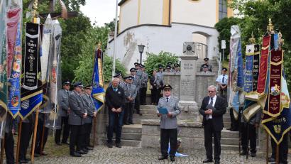 Bild: bnr
An ihrem 150-jährigen Gründungsfest gedenkt die SKK Wernberg-Köblitz der gefallenen Soldaten der beiden Weltkriege und stellt am Ehrenmal in Oberköblitz eine Blumenschale nieder.