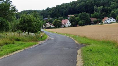 Bild: ds
Vom Ortsausgang Kirchenreinbach bis zum Ortseingang von Schmidtstadt ist die Sanierung der Gemeindeverbindungsstraße für 2026 geplant.