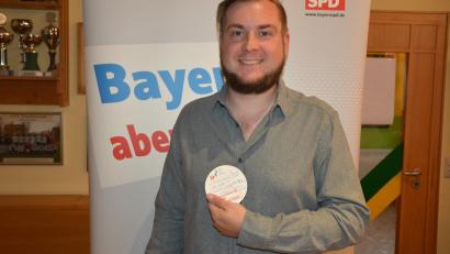 Bild: jr
Einstimmig wurde Jonas Prauschke zum Bürgermeisterkandidat der SPD Tirschenreuth gekürt. Seine Notizen für die Bewerbungsrede hatte der 32-Jährige auf einem Bierdeckel notiert.
