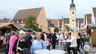 Bild: Hirsch
In den Abendstunden füllt sich der Marktplatz. Das 23. Schwandorfer Bürgerfest zieht die Menschen aus nah und fern an.